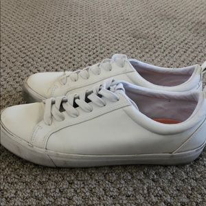 White simple sneakers 👟